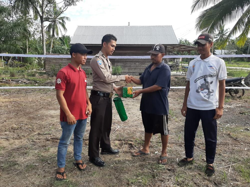 Dukung Masyarakat Giat Olahraga, Bhabinkamtibmas Tanjung Kapal  Berikan  Seperangkat Alat Olah Raga