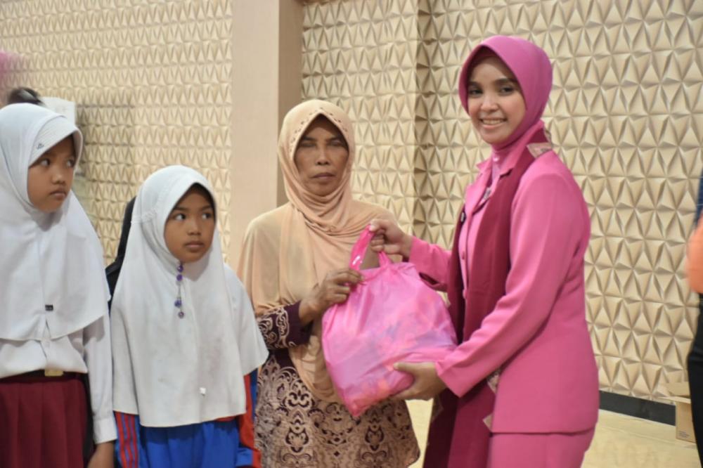 Bhayangkari Cabang Banjar Gelar Bakti Sosial berupa pemberian santunan kepada Anak Yatim dan Jompo.