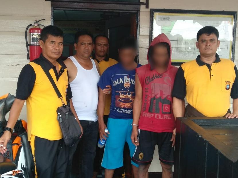 Dua Pria ini Barang Milik Toke Sendiri Di Embat