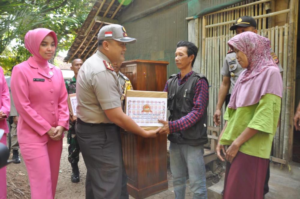 Kapolres Banjar Temui Warga Yang Tinggal Di Bekas Kandang Sapi