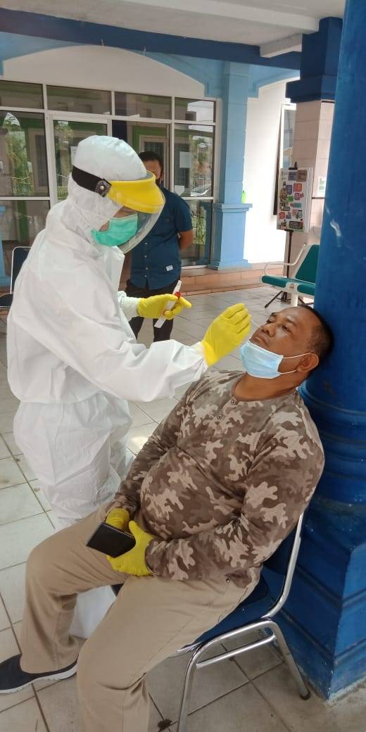 Sekda Kampar Drs. Yusri Msi lakukan Swab Tes di Diskes Kampar.