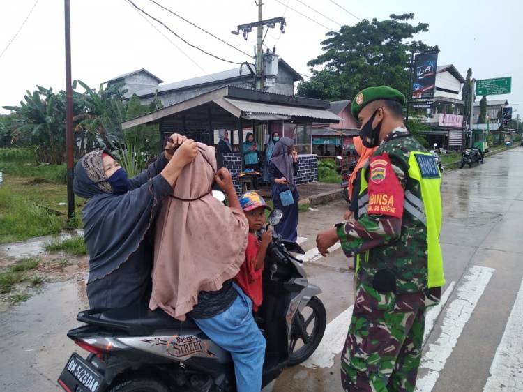 Babinsa  Koramil 05/Rupat  Menbagi Masker. Dilintas Jalan Rupat