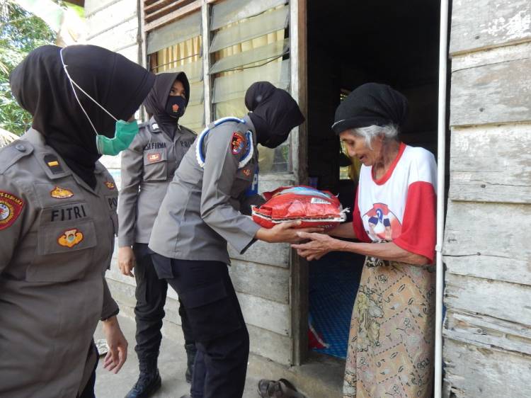   Jelang HUT Polwan ke-72 ,Polwan Polres Kampar Bagikan Sembako Untuk Warga Kurang Mampu