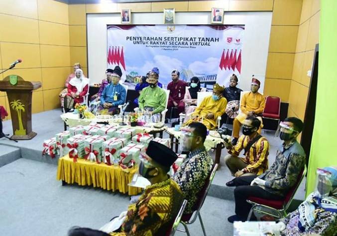 Wakil Bupati H.Syamsuddin Uti Serahkan 4.500 Sertifikat Tanah dari 9 Desa.