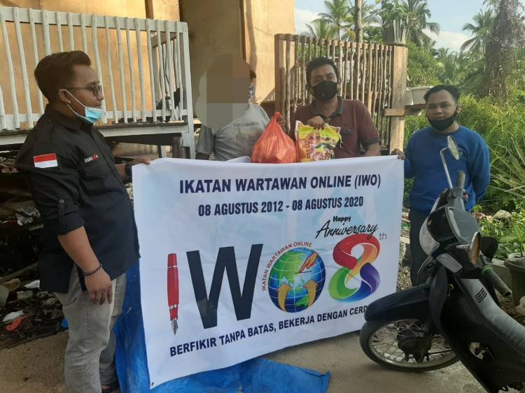IWO Peduli Membangikan Sembako Bagi Masyarakat Kurang Mampu