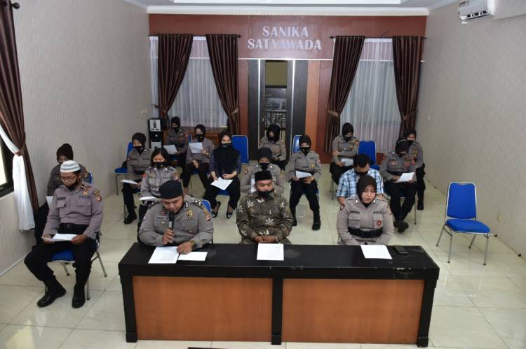 Ustad KH. Olin Muslihin Prawira Mengisi Ceramah Binrohtal di Polres Banjar via Virtual Zoom Meting