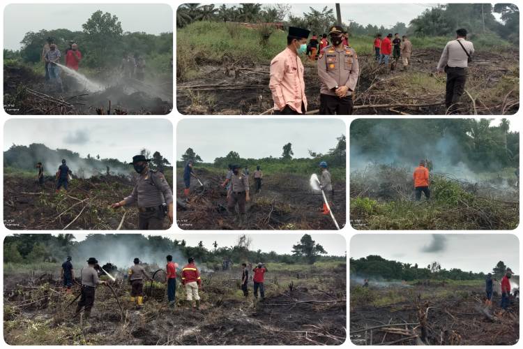 Polsek Pangkalan Kerinci Bersama Tim Berjibaku Padamkan Api Karhutla