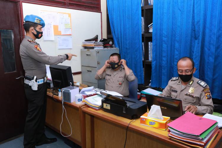 Provost Polres Inhil Pendisplinan Pemakaian Masker Bagi Anggota Polri