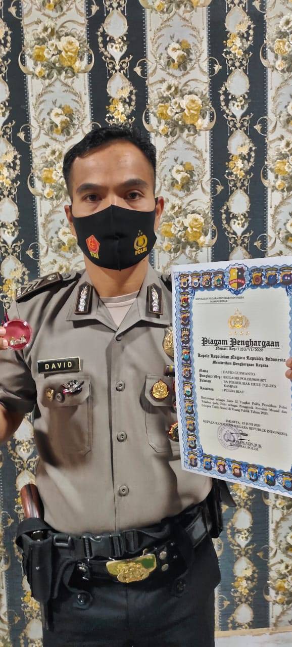 Brigadir David Bhabinkamtibmas Polsek Siak Hulu Kampar, Terima Piagam dan Pin Perak dari Kapolri