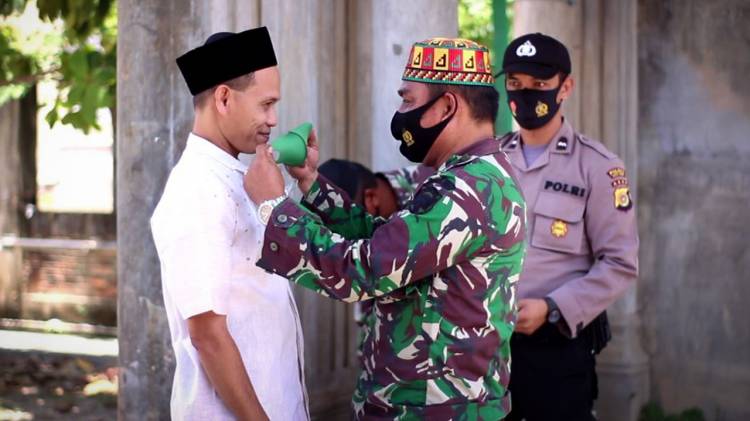 Shalat Jumat di Aceh Timur TNI-POLRI Turun Bagi-bagi Masker