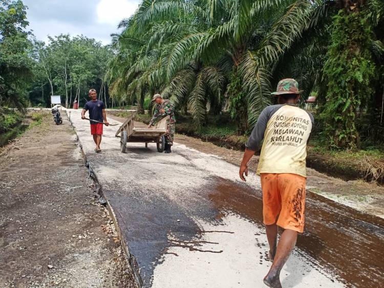 Pelaksanaan TMMD ke-108 Di  Semenisasi  Jalan Beton  dalam Tahap Penyelesaian