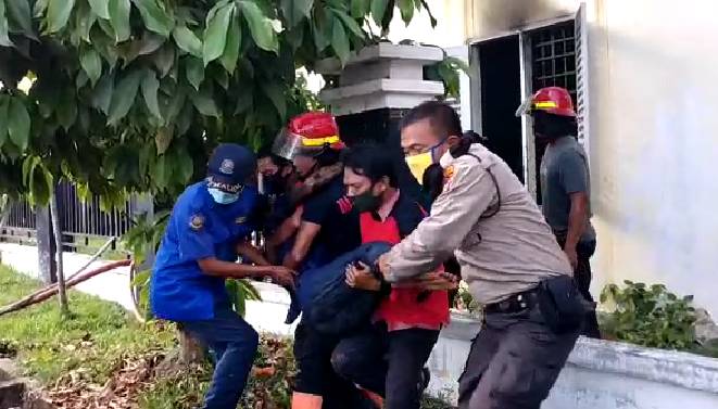 Video Detik Detik Pemadaman dan Penyelamatan Korban Kebakaran RSUD Puri Husada Tembilahan