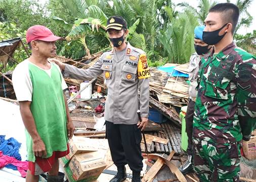 Prihatin dengan Musibah Puting Beliung, Kapolres Inhil Turun Tangan Berikan Bantuan