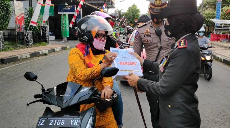 Di Hari Merdeka Republik Indonesia, Kapolres Banjar Beri Hadiah Ke Pengguna Jalan Yang Patuhi Protokol Kesehatan