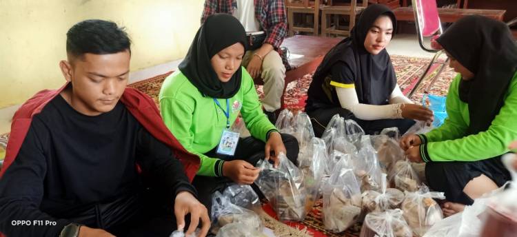 Mahasiswa KKN/UP Bangkinang Sambangi Anak Yatim di Lingkungan Tanjung Kelurahan Pasir Sialang