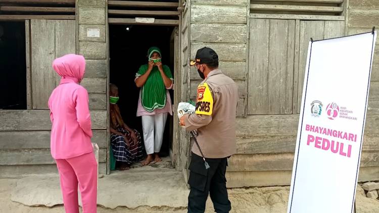 Polres Rokan Hilir Gelar Baksos, 1000 Masker dan 100 Paket Sembako Dibagikan Pada Warga