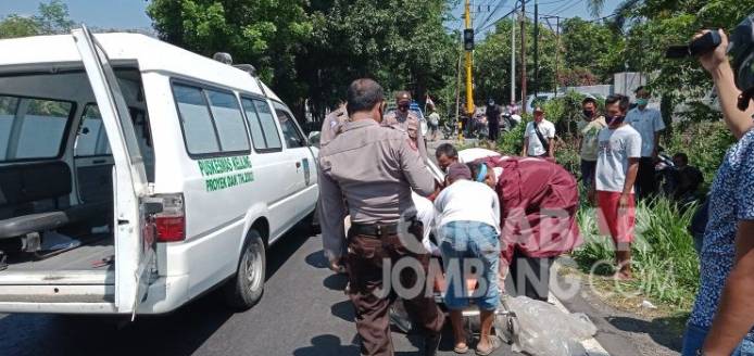 Pria Asal Riau Tergeletak Diruas Jalan Basuki Rahmad Jombang