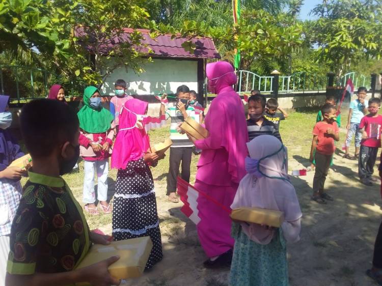 Ibu-ibu Bhayangkari Polsek Pangkalan Kerinci Bagikan Bantuan Buku dan Alat Tulis 