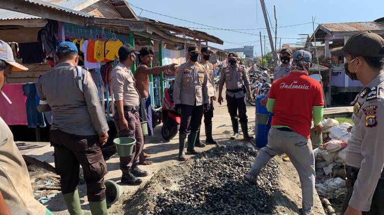 Polsek Panipahan Bedah Rumah Warga Kurang Mampu di Pasir Limau Kapas