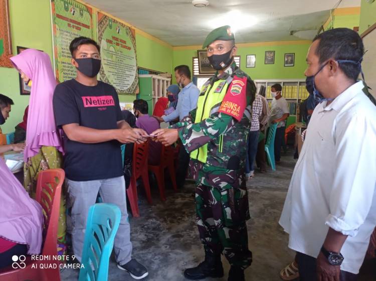Babinsa Koramil 05/Rupat  Pelda Edeng Koswara menyerahkan BST  kepada  840 KK