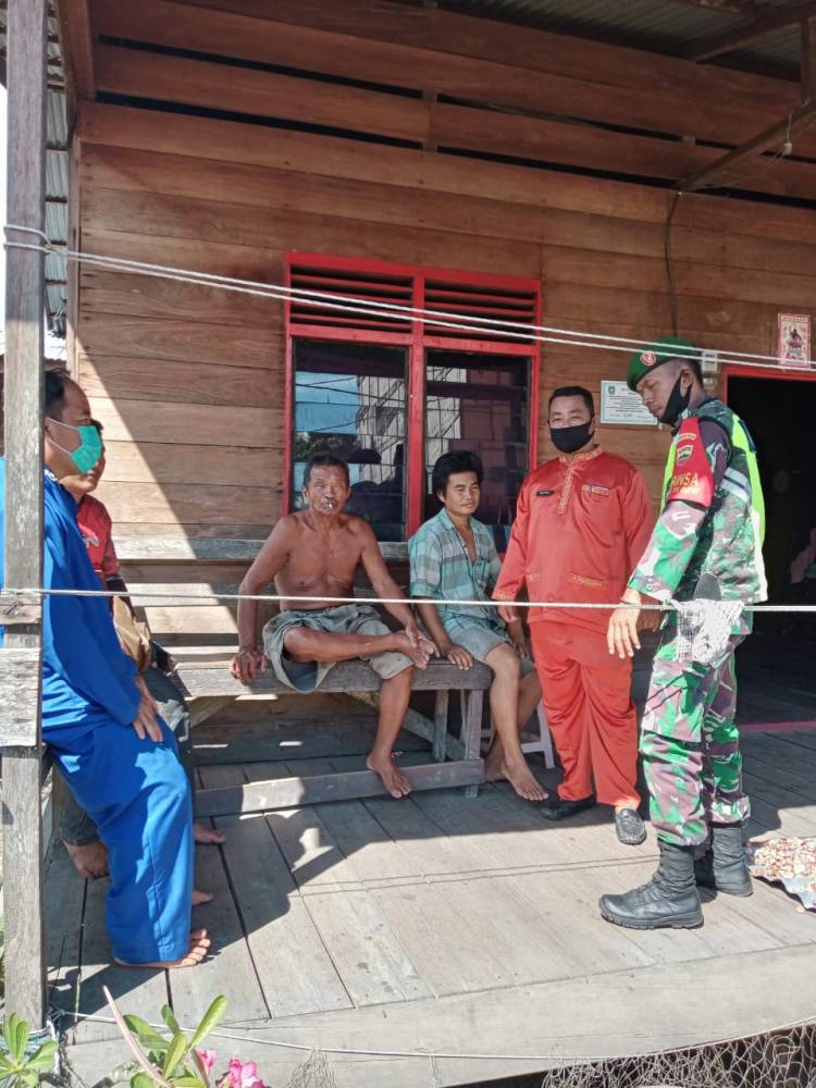 Sertu  Noviandri Ingatkan Protap Kesehatan Kepada Penumpang Roro Tanjung kapal