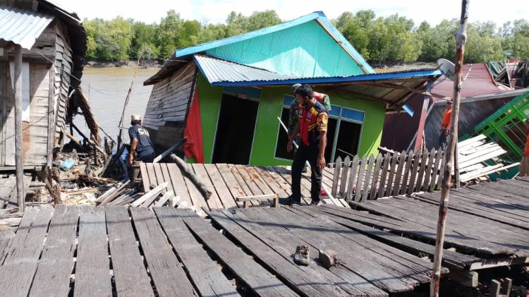 Tanah Lonsor Tanah Merah 4 Rumah Yang Dihuni 21 jiwa Luluh Lantak. 