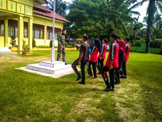 Sukseskan HUT RI ke-75  Babinsa Ramil 03/Rts Kodim 0104/Atim Latih Paskibra