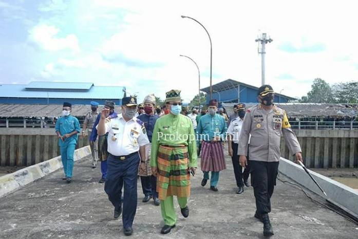 Bupati Inhil HM Wardan Melepas Ekspor Perdana Kelapa Bulat Di Pelabuhan Parit 21 Ke Luar Negeri