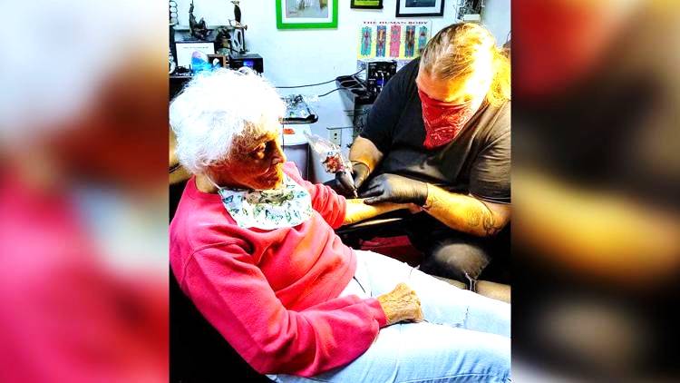 Ya Ampun, Nenek Usia 103 Tahun Minta di Tato Katak Sebelum Masuk ke Liang Lahat