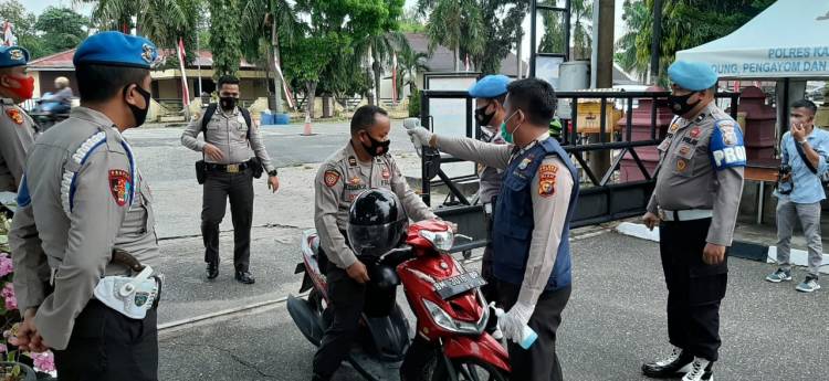 Antisipasi Penyebaran Covid-19, Polres Kampar Razia Penggunaan Masker Bagi Anggotanya