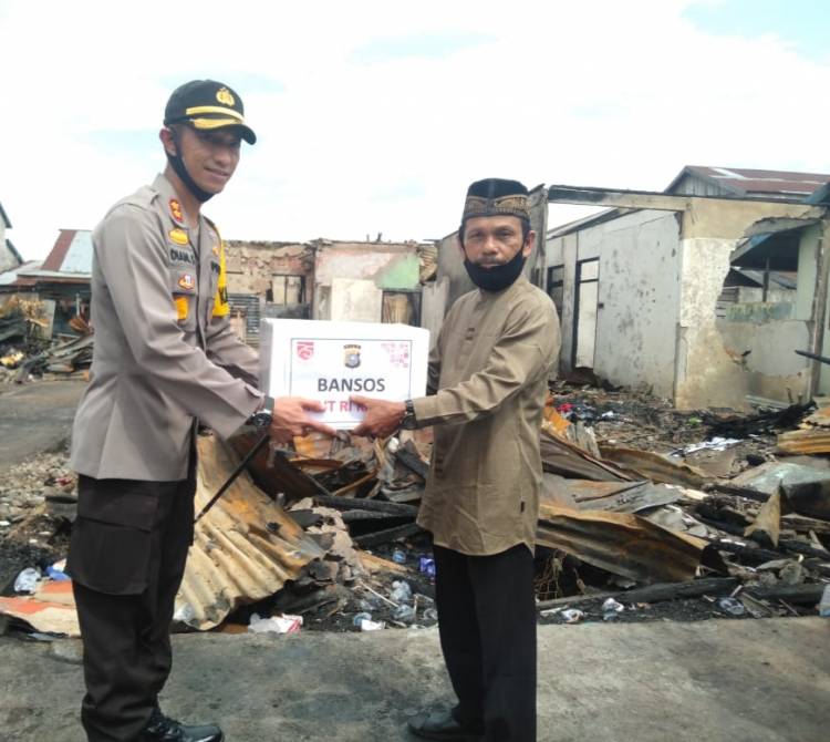 HUT RI Ke 75 Polres Inhil Bagikan Bansos Pada Masyarakat Prasejahtera Yang Terdampak Covid-19