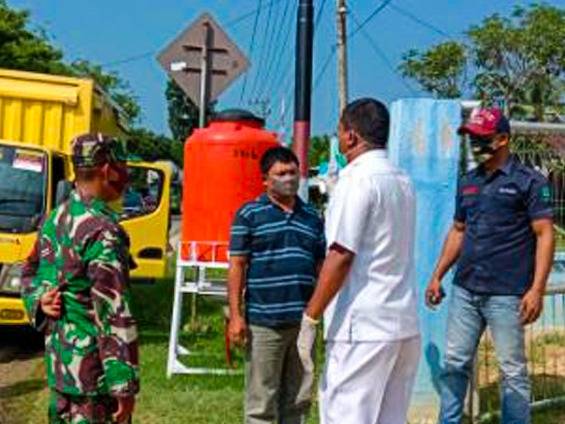 Putus Mata Rantai Covid-19;  Babinsa Ramil 11/Brb Kodim 0104/Atim Dampingi Petugas Kesehatan Lakukan Rapid Test