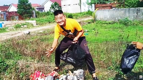 Biadab! YouTuber ini Bikin Konten Prank Bagikan Daging Kurban Berisi Sampah di Hari Idul Adha