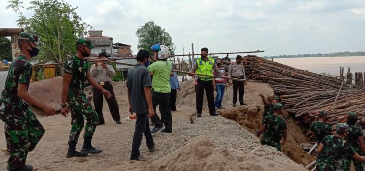 Tanah Longsor Robohkan Dua Gudang di RT 02 RW 05 Kecamatan Tembilahan Hulu