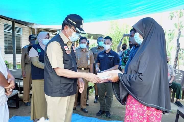 Bupati Kunjungi Korban Kebakaran di Desa Teluk Pantaian