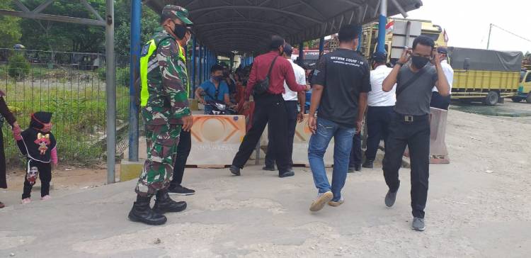 Babinsa Koramil 05/Rupat  Bersinergi Himbau Masyarakat Wajib Pakai Masker Bagi Penumpang Roro