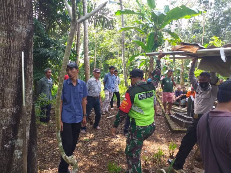 Warga Meninggal, Bhabinkamtibmas Ikut menguburkan.