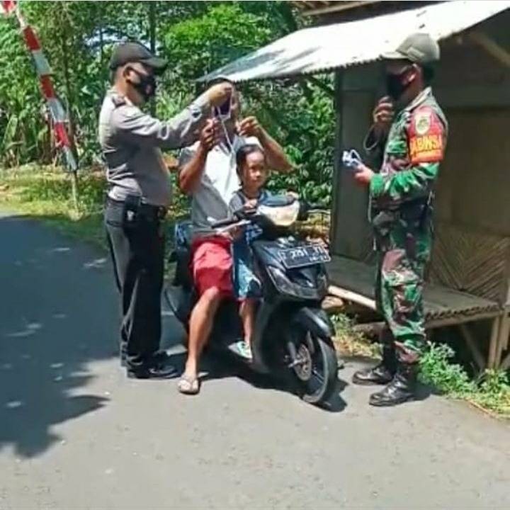 Mantap! Tiga Pilar Kepolisian Jabar Bagikan Masker Gratis kepada Warga