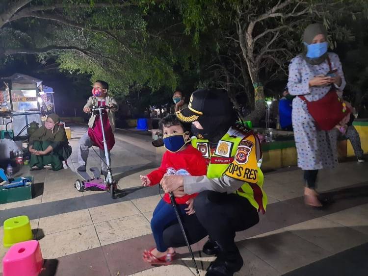 Anak Kecil Semangati Kapolres Banjar Saat Sedang Bertugas