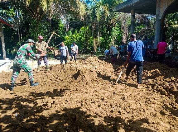 Babinsa Bantu Warga Timbun Pelataran Masjid
