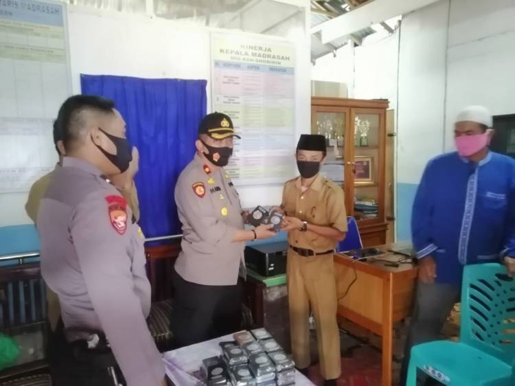 Wujud Peduli Agama, Kapolsek Tapung Serahkan Bantuan Al-Qur'an di Desa Tanjung Sawit