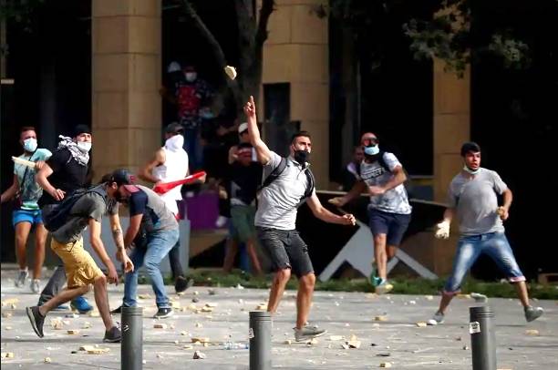 Pasca Ledakan Besar, Ribuan Orang di Beirut Unjuk Rasa Kepada Penguasa
