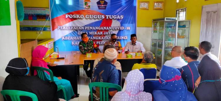 Jelang HUT RI, Bhabinkamtibmas Desa Mekar Jaya Hadiri Musyawarah Desa