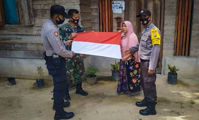 Sambut HUT RI Ke-75: TNI &ndash; POLRI Bersinergi Bagikan Bendera Merah Putih Kepada Masyarakat