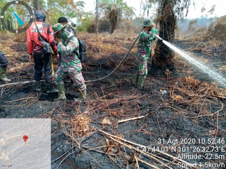 Ditengah Suhu Panas, Danramil 05/ Rupat Tetap Semangat Padamkan Sisa-sisa Karhutla