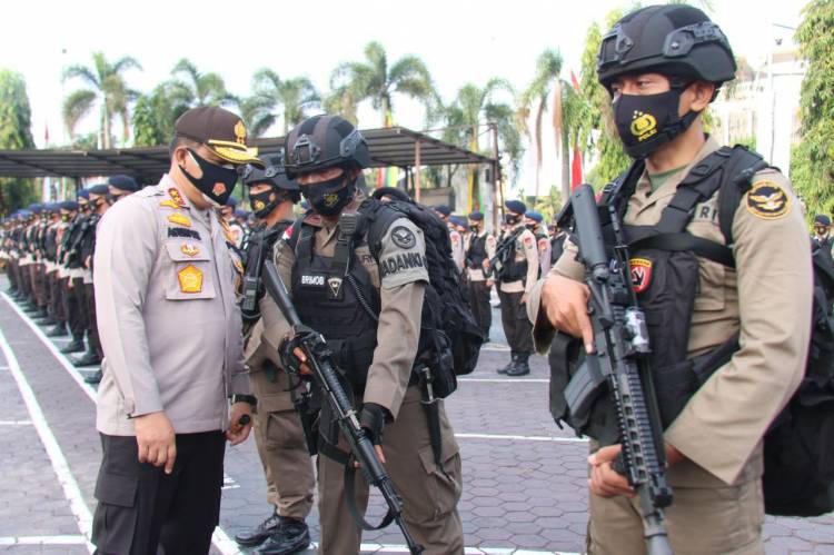 Serahkan Sang Saka Merah Putih, Kapolda Riau Lepas Penugasan Brimob BKO Polda Papua