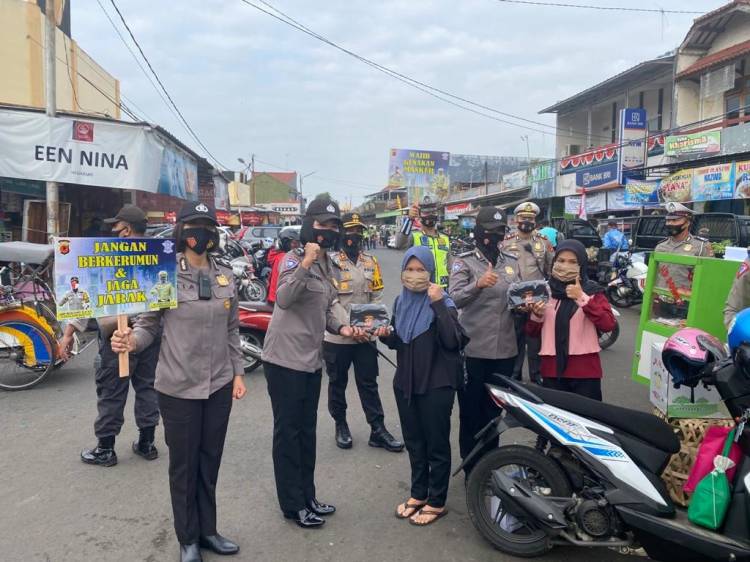Warga Terkejut dapat  Bingkisan dari Kapolres Banjar 
