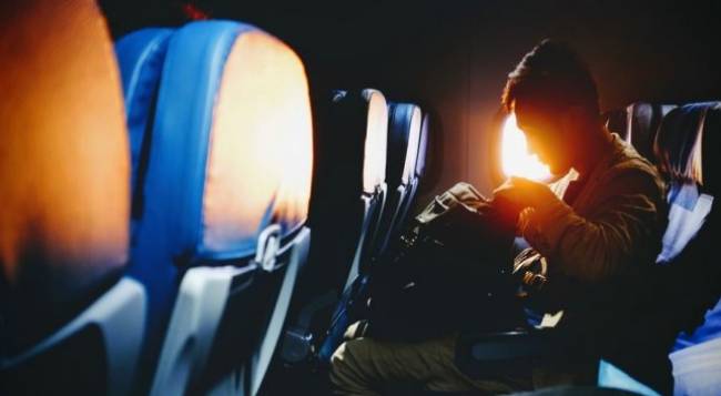 Kenapa HP Harus Dimatikan saat Pesawat Take Off dan Landing?