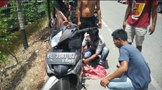Anggota Koramil 23/Lgst Bantu Korban Kecalakaan