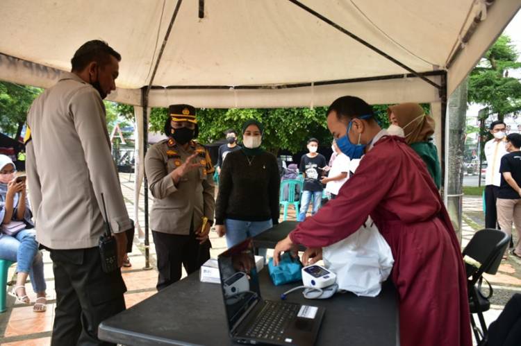 Bersama HIPMI, Kapolres Banjar Membagikan Masker dan Hand Sanitaizer di Alun-alun Kota Banjar